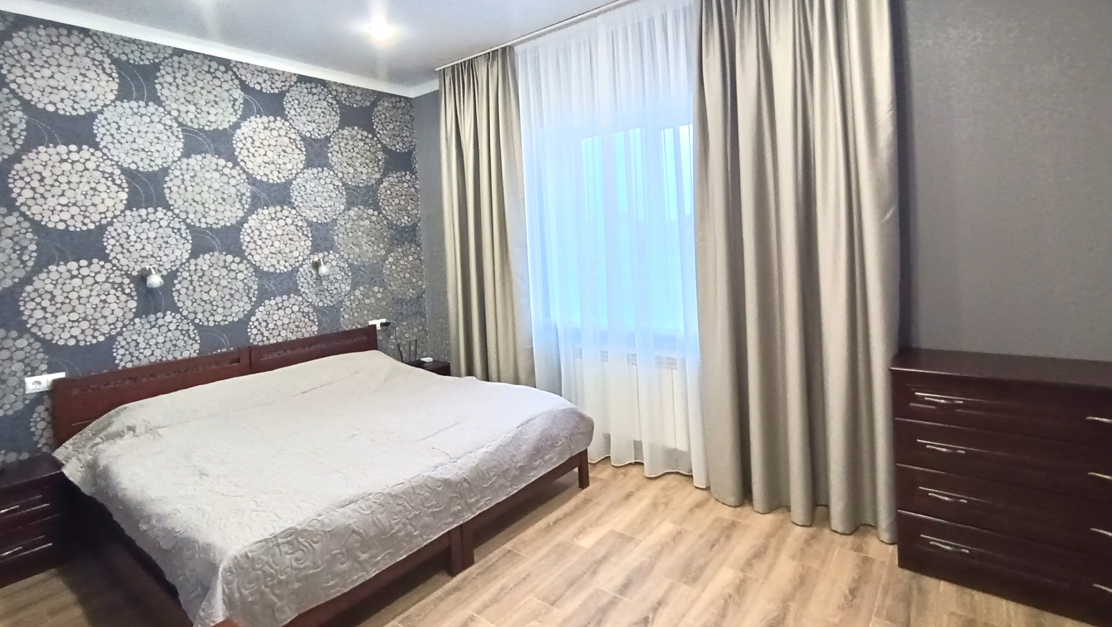 Cдaётcя посуточно загородный коттедж 80 кв м.Две спальни,кухня -гостинная,две ванных комнаты.Спальные места двуспальная кровать, двуспальный диван,две полутораспальные кровати.  В доме газовое отопление и теплый пол, горячая вода.Чистые и глаженные постел