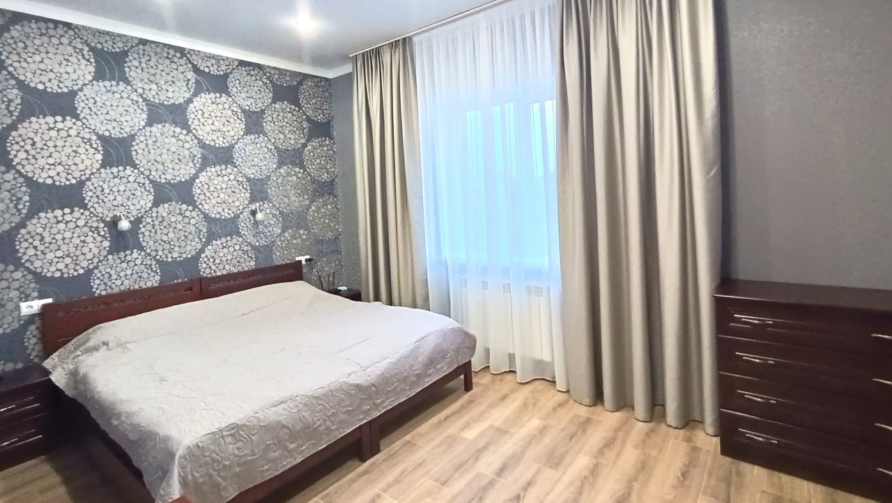 Cдaётcя посуточно загородный коттедж 80 кв м.Две спальни,кухня -гостинная,две ванных комнаты.Спальные места двуспальная кровать, двуспальный диван,две полутораспальные кровати.  В доме газовое отопление и теплый пол, горячая вода.Чистые и глаженные постел
