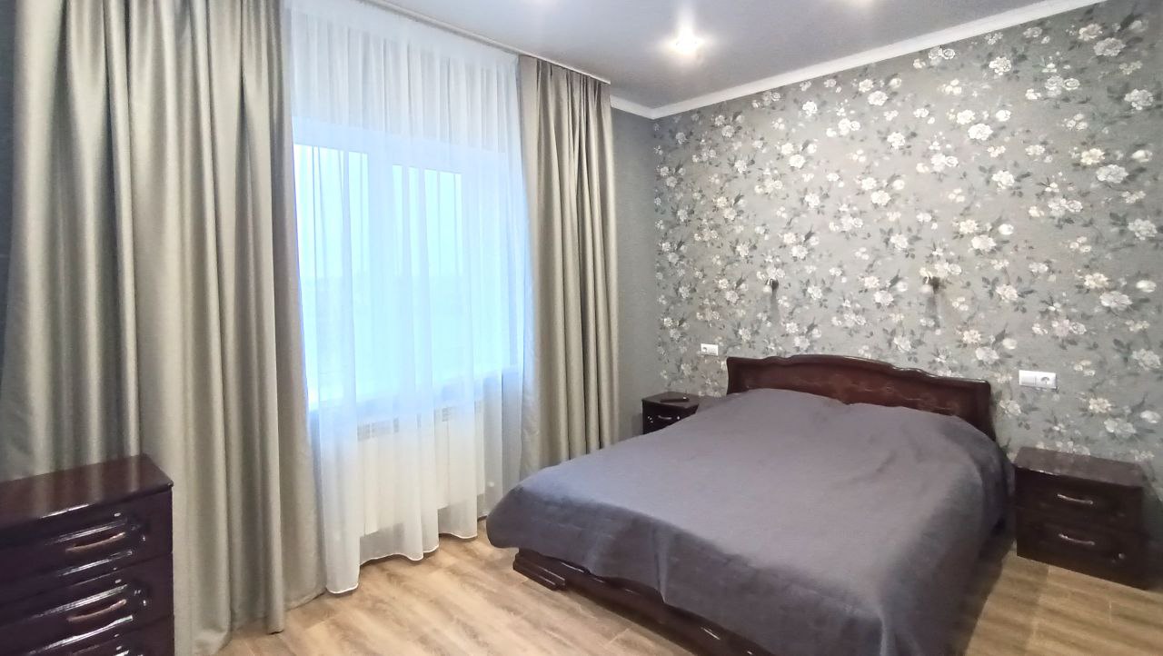 Cдaётcя посуточно загородный коттедж 80 кв м.Две спальни,кухня -гостинная,две ванных комнаты.Спальные места двуспальная кровать, двуспальный диван,две полутораспальные кровати.  В доме газовое отопление и теплый пол, горячая вода.Чистые и глаженные постел